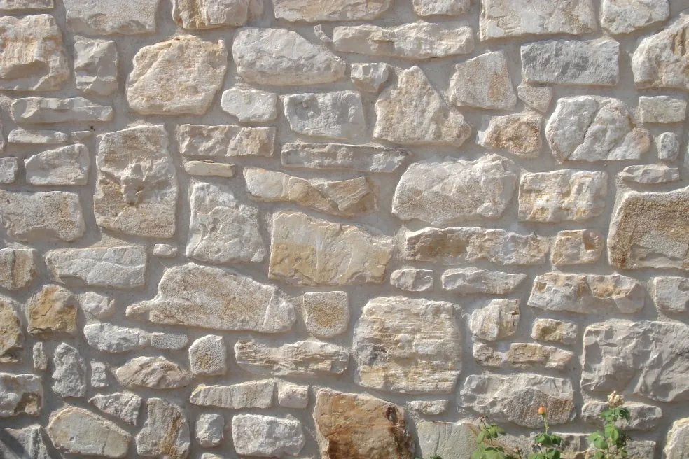 Parete rivestita in travertino della linea Borgo Toscano
