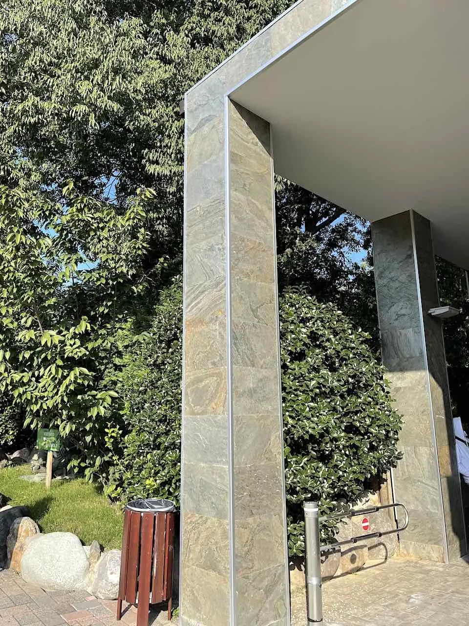 Colonne esterne rivestite con fogli flessibili in pietra Jeera Green