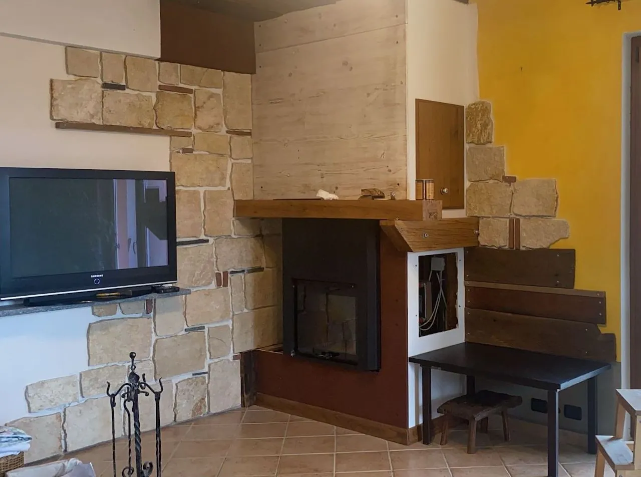 Rivestimento decorativo in pietra Antiqua di Trani intorno a un camino