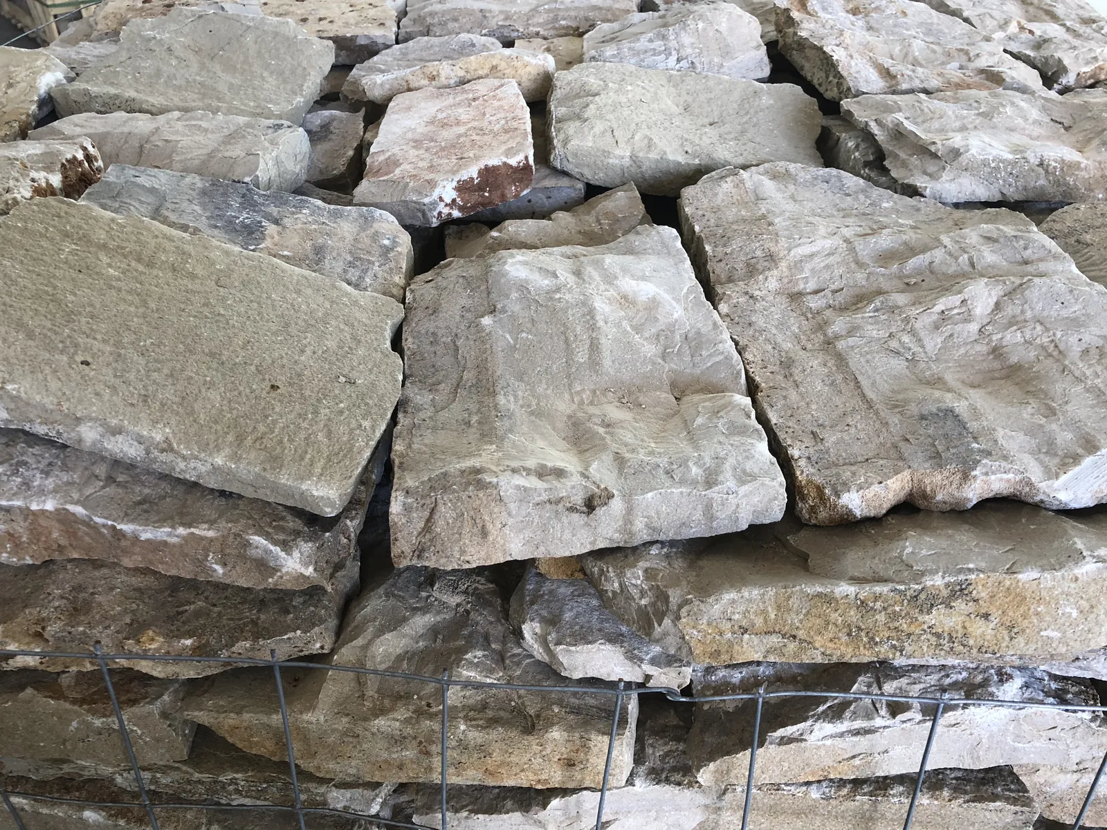 Dettaglio del materiale da rivestimento della linea Credaro prima della posa