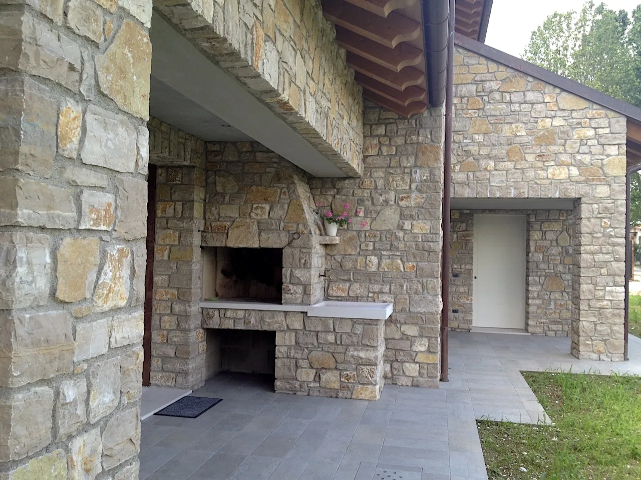 Rivestimento in pietra della linea Credaro su facciata e portico