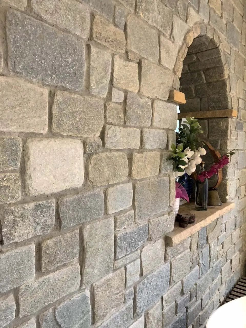 Parete rivestita in pietra di Luserna anticata con elementi rettangolari