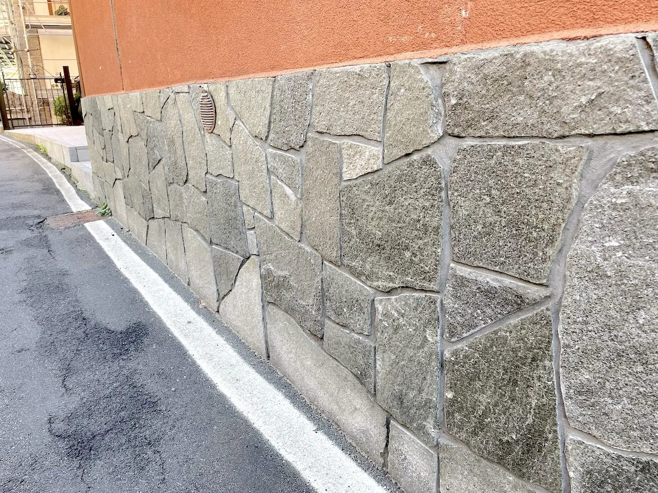 Zoccolatura esterna rivestita in pietra di Luserna a mosaico