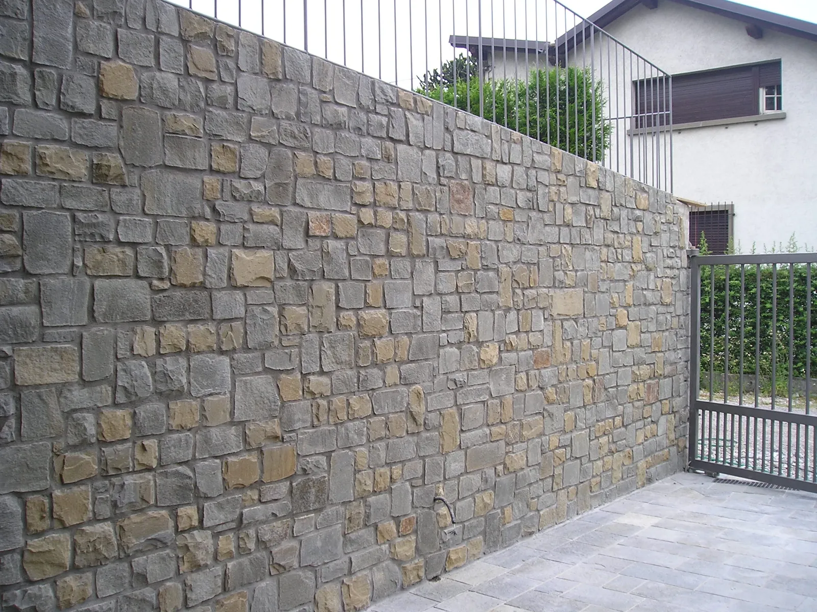 Muro esterno rivestito in pietra della linea Sarnico con elementi squadrati