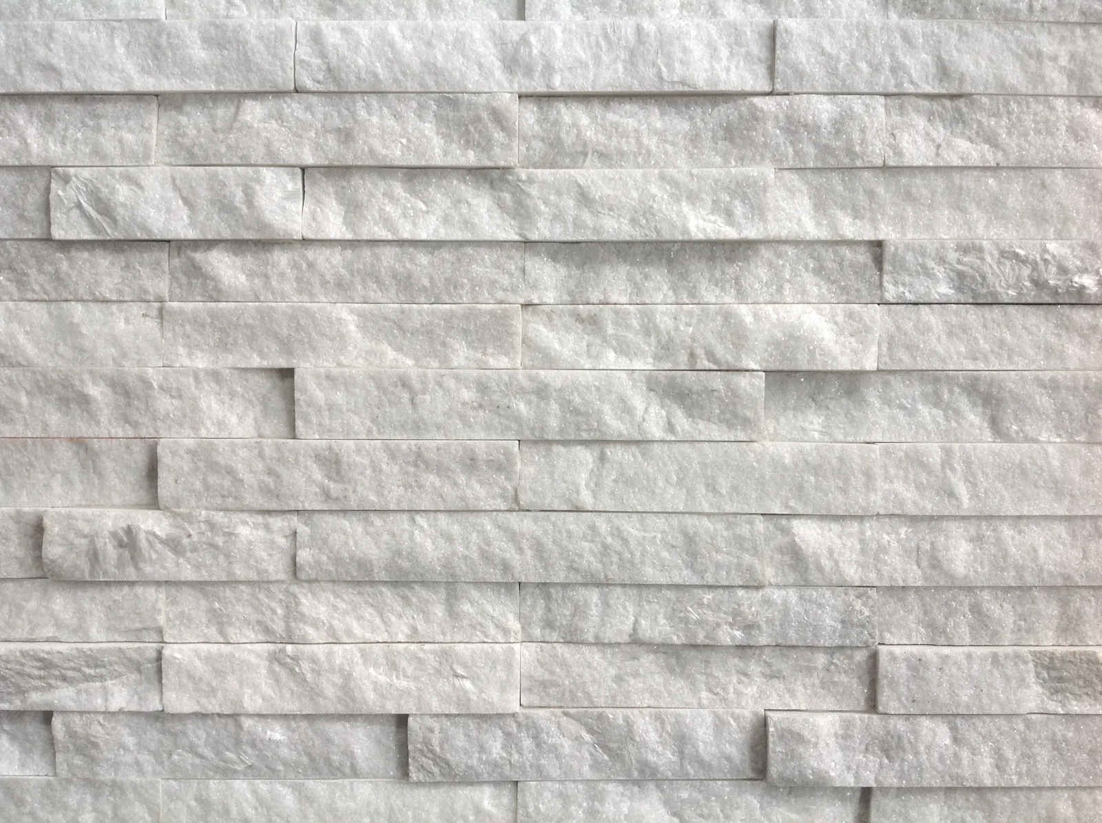 Dettaglio di pannelli da rivestimento in quarzite bianca a listelli