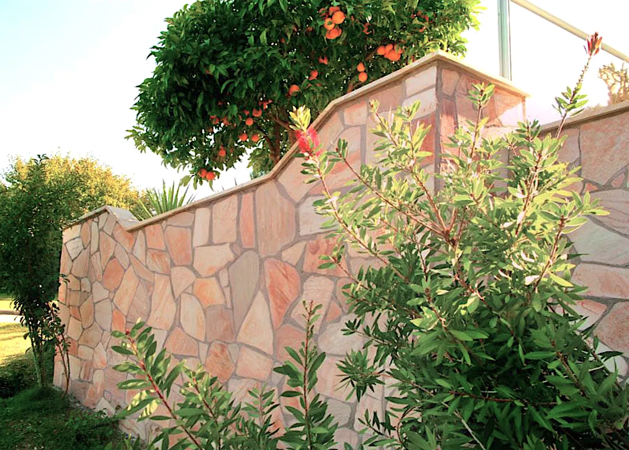 Muro esterno rivestito in quarzite brasiliana rosa a mosaico