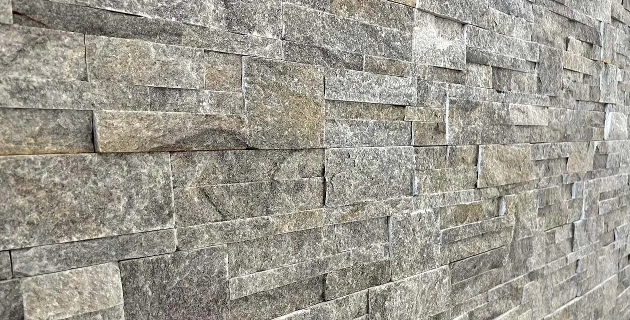 Dettaglio di pannelli da rivestimento Quarzite Luserna Scozzese