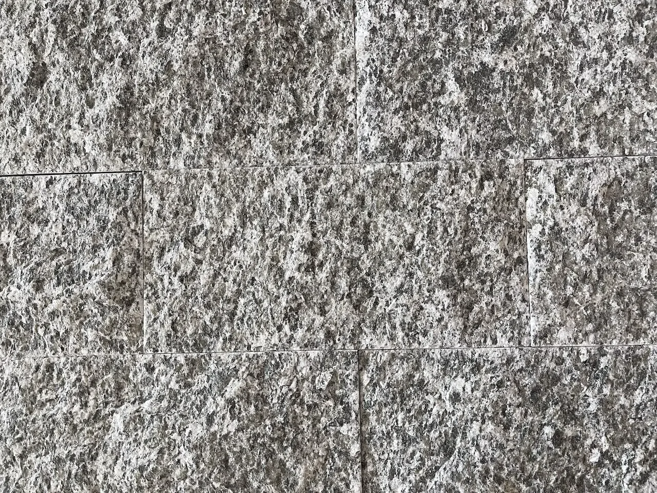 Dettaglio del serizzo Sempione a spacco naturale per rivestimenti