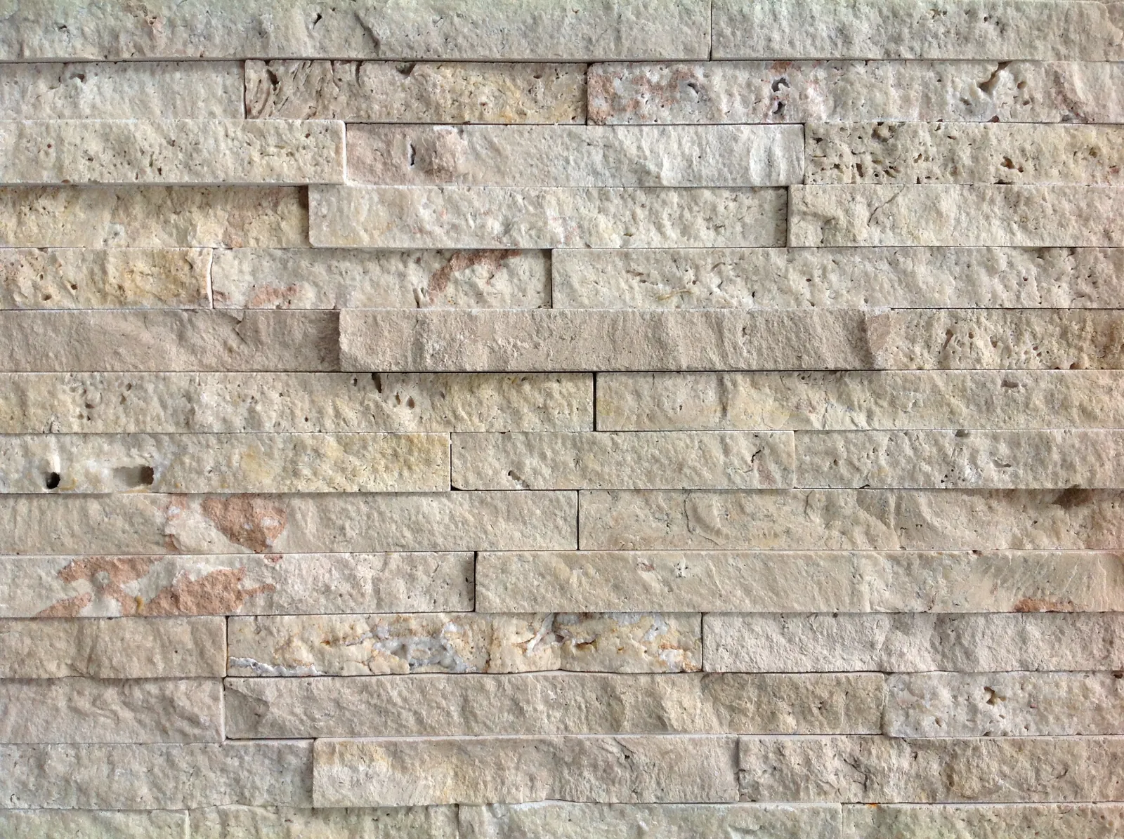 Dettaglio di rivestimento in travertino a listelli