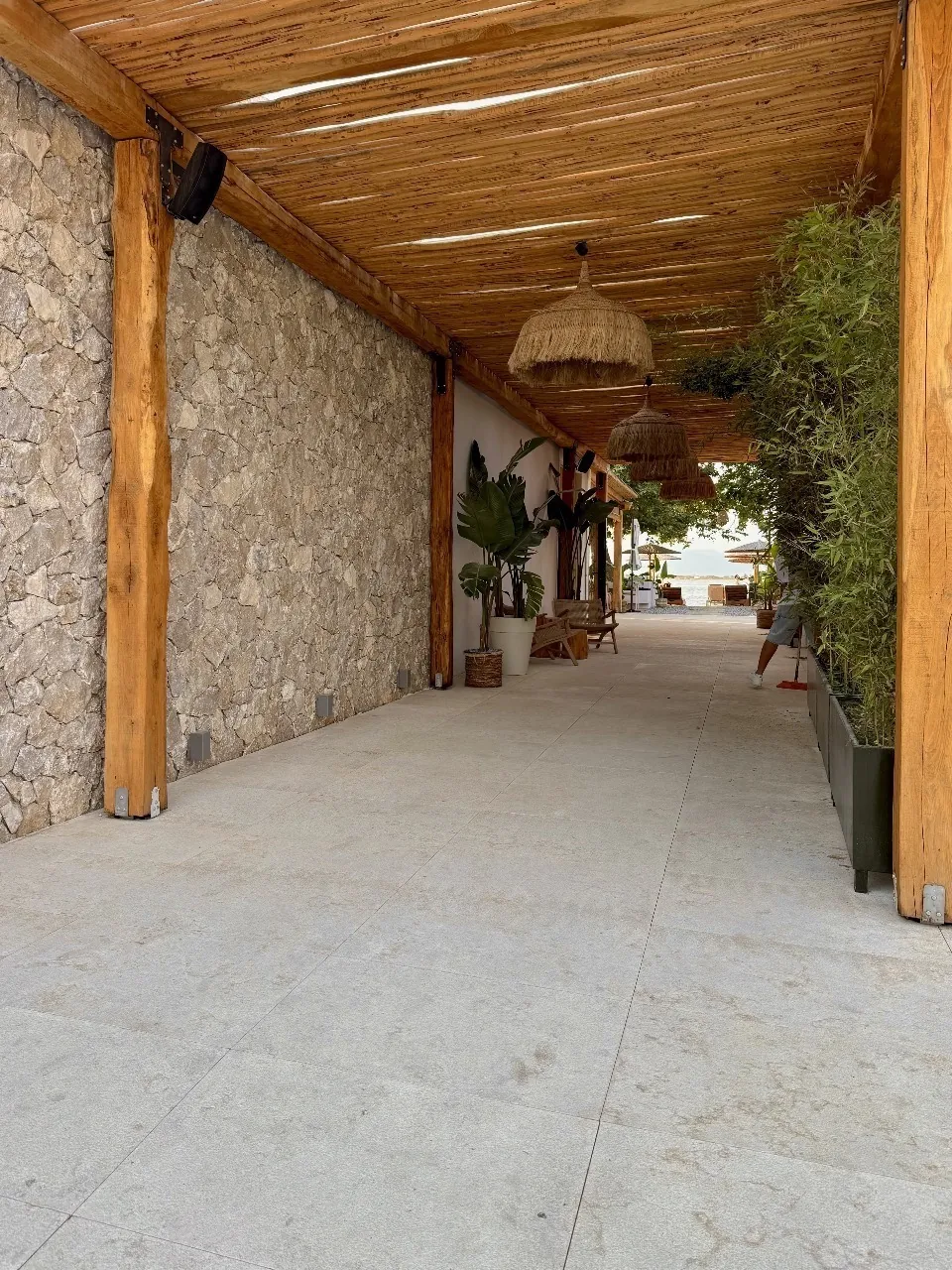 Parete di un portico rivestita in travertino dalla superficie rustica